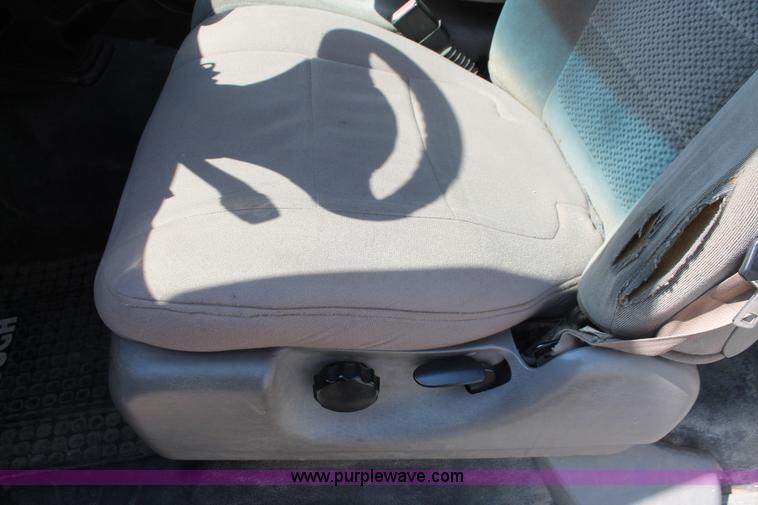 image for item H5797 2001 Ford F350 Super Duty XL SuperCab flatbed pickup truck