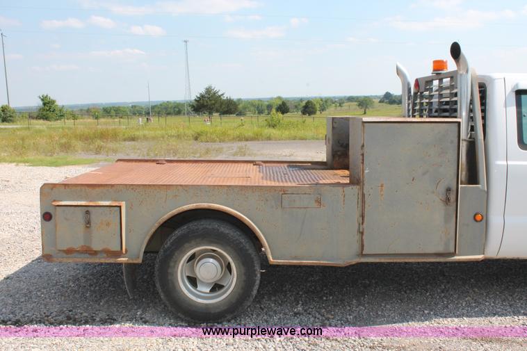 image for item H5797 2001 Ford F350 Super Duty XL SuperCab flatbed pickup truck