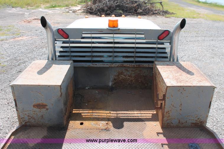 image for item H5797 2001 Ford F350 Super Duty XL SuperCab flatbed pickup truck