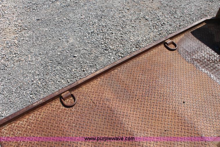 image for item H5797 2001 Ford F350 Super Duty XL SuperCab flatbed pickup truck