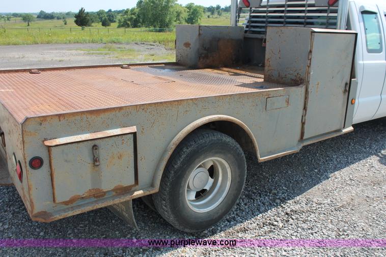 image for item H5797 2001 Ford F350 Super Duty XL SuperCab flatbed pickup truck