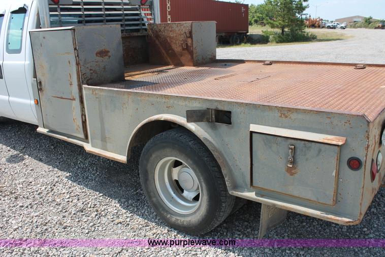 image for item H5797 2001 Ford F350 Super Duty XL SuperCab flatbed pickup truck