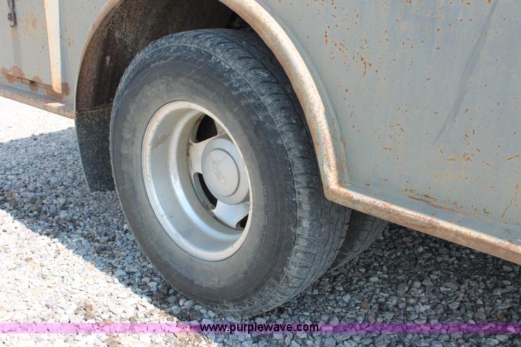 image for item H5797 2001 Ford F350 Super Duty XL SuperCab flatbed pickup truck