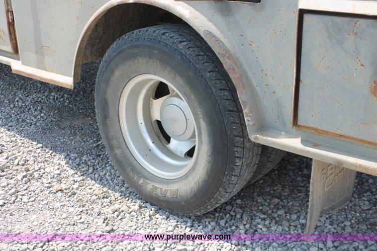 image for item H5797 2001 Ford F350 Super Duty XL SuperCab flatbed pickup truck