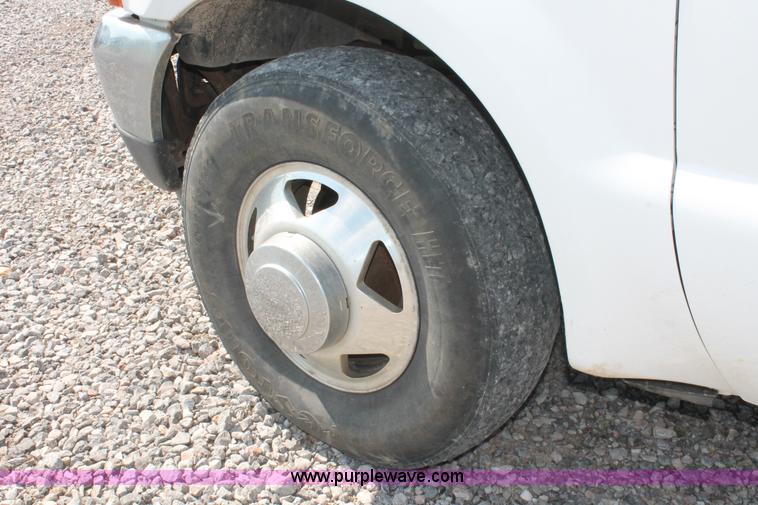 image for item H5797 2001 Ford F350 Super Duty XL SuperCab flatbed pickup truck