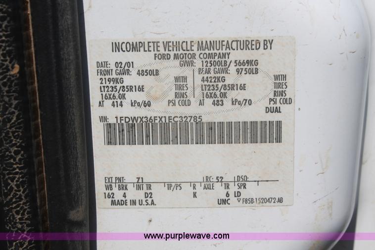 image for item H5797 2001 Ford F350 Super Duty XL SuperCab flatbed pickup truck