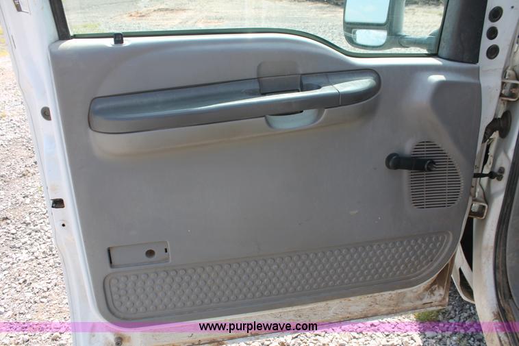 image for item H5798 2000 Ford F350 Super Duty XL Crew Cab flatbed pickup truck