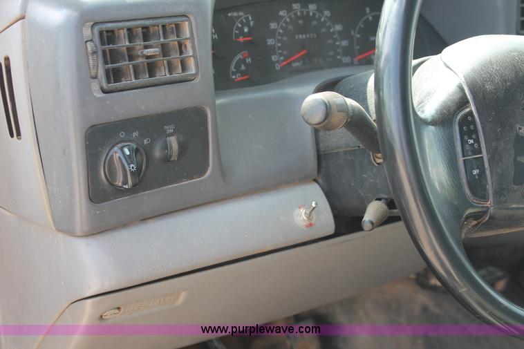 image for item H5798 2000 Ford F350 Super Duty XL Crew Cab flatbed pickup truck