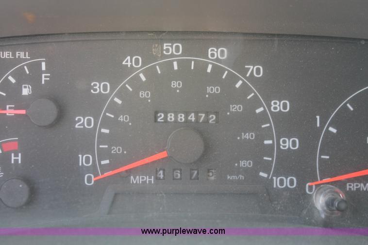 image for item H5798 2000 Ford F350 Super Duty XL Crew Cab flatbed pickup truck