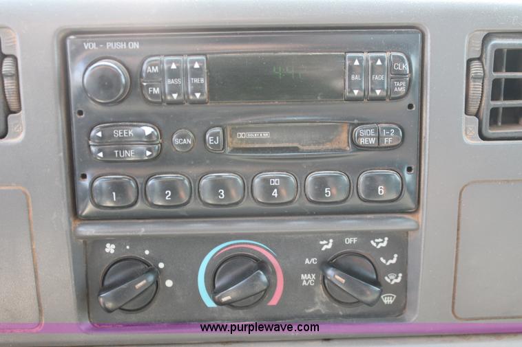 image for item H5798 2000 Ford F350 Super Duty XL Crew Cab flatbed pickup truck