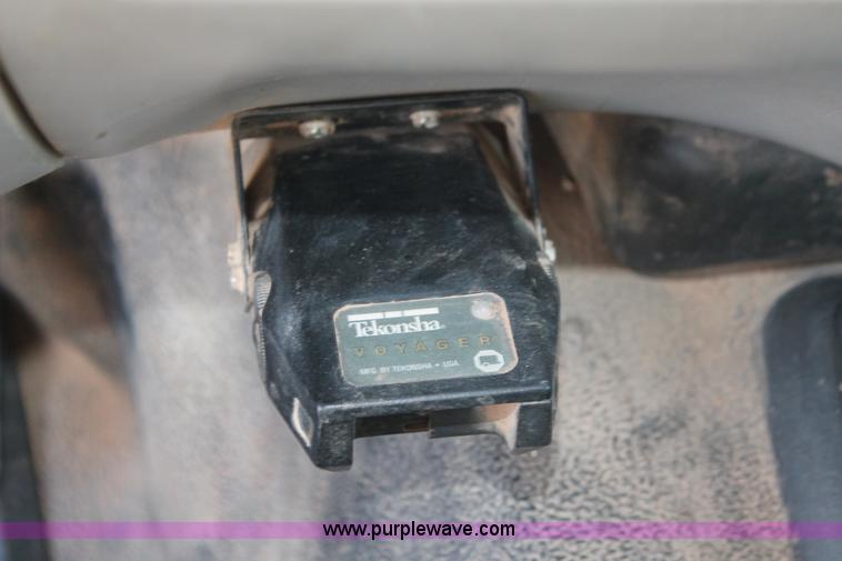 image for item H5798 2000 Ford F350 Super Duty XL Crew Cab flatbed pickup truck