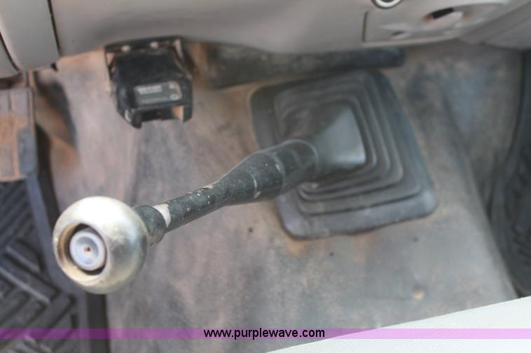 image for item H5798 2000 Ford F350 Super Duty XL Crew Cab flatbed pickup truck