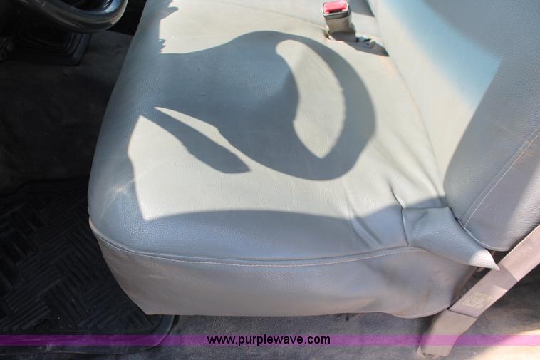 image for item H5798 2000 Ford F350 Super Duty XL Crew Cab flatbed pickup truck