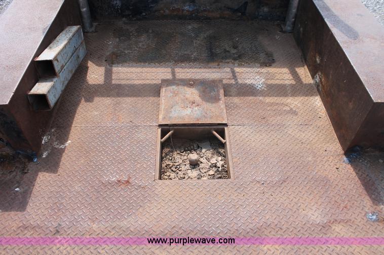 image for item H5798 2000 Ford F350 Super Duty XL Crew Cab flatbed pickup truck