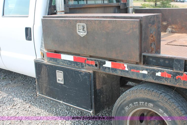 image for item H5798 2000 Ford F350 Super Duty XL Crew Cab flatbed pickup truck