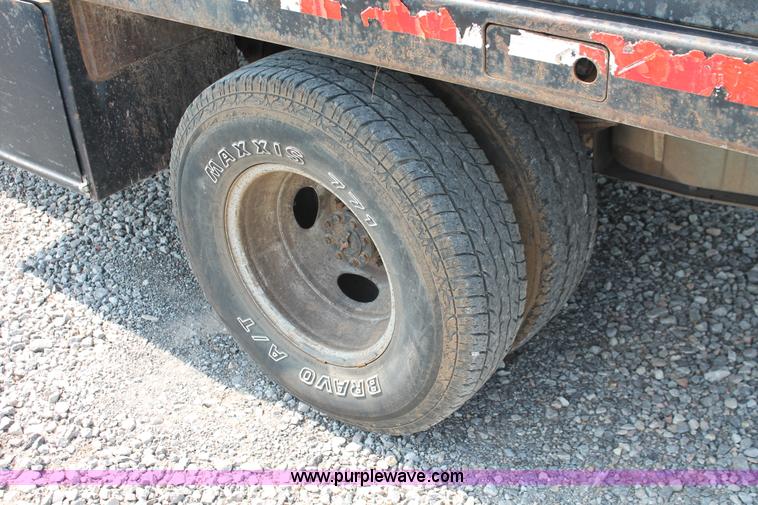 image for item H5798 2000 Ford F350 Super Duty XL Crew Cab flatbed pickup truck