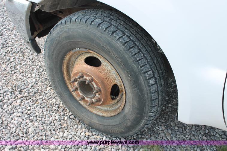 image for item H5798 2000 Ford F350 Super Duty XL Crew Cab flatbed pickup truck