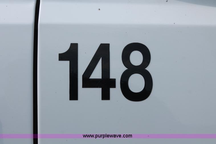 image for item H5798 2000 Ford F350 Super Duty XL Crew Cab flatbed pickup truck