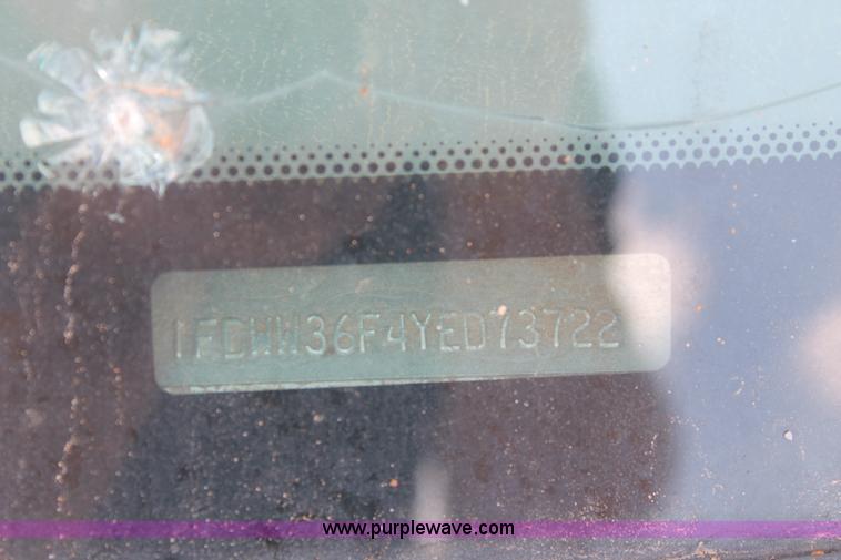 image for item H5798 2000 Ford F350 Super Duty XL Crew Cab flatbed pickup truck