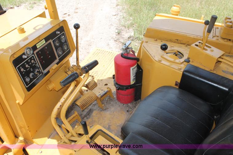 image for item H5800 1989 Caterpillar D6H dozer