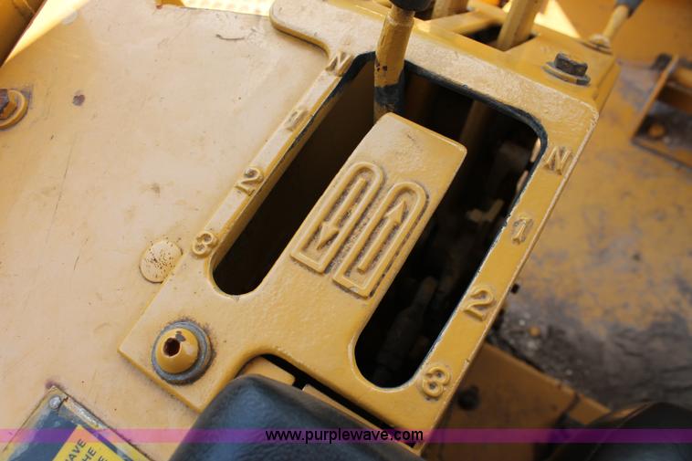 image for item H5800 1989 Caterpillar D6H dozer