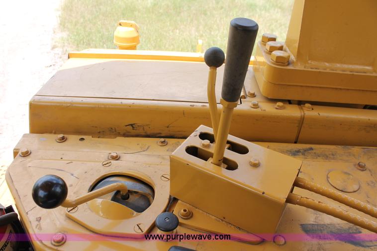 image for item H5800 1989 Caterpillar D6H dozer