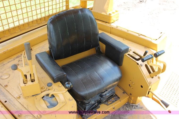 image for item H5800 1989 Caterpillar D6H dozer