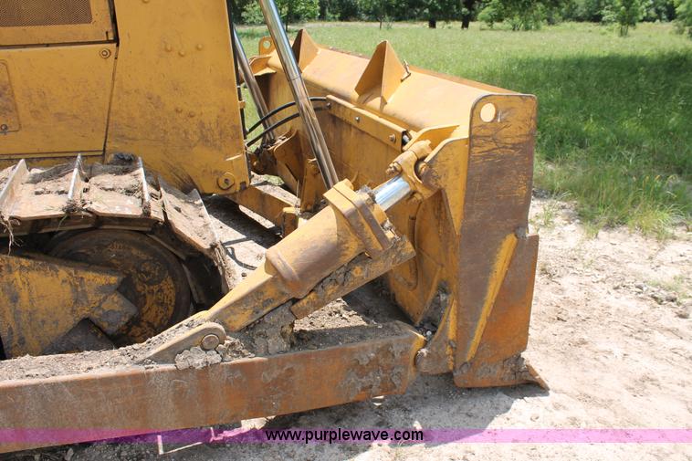 image for item H5800 1989 Caterpillar D6H dozer