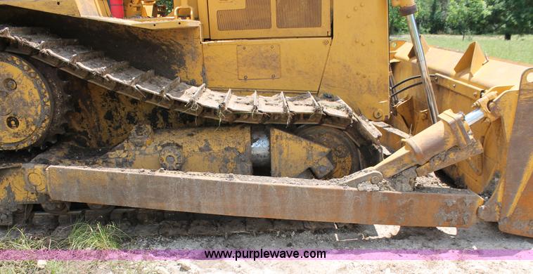 image for item H5800 1989 Caterpillar D6H dozer