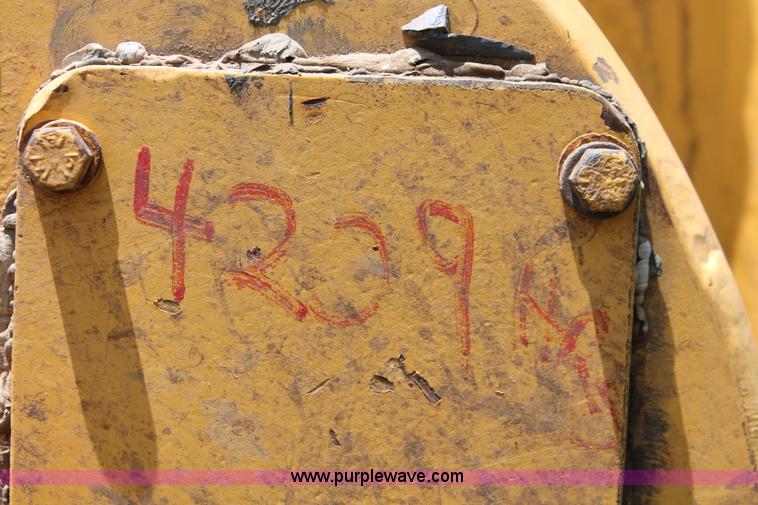 image for item H5800 1989 Caterpillar D6H dozer