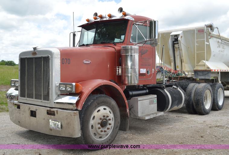 image for item I4521 1993 Peterbilt 378 semi truck