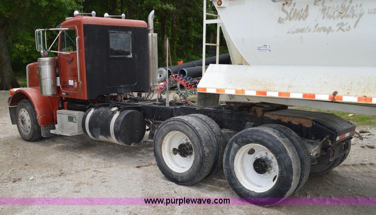image for item I4521 1993 Peterbilt 378 semi truck
