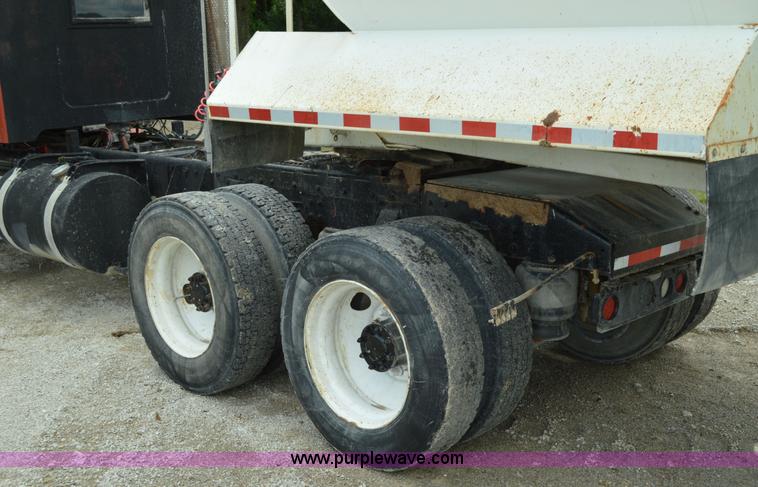 image for item I4521 1993 Peterbilt 378 semi truck