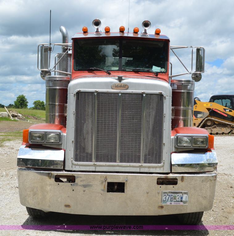 image for item I4521 1993 Peterbilt 378 semi truck