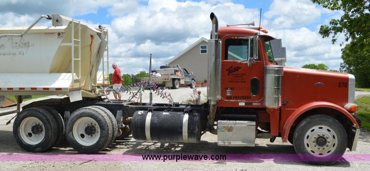 image for item I4521 1993 Peterbilt 378 semi truck