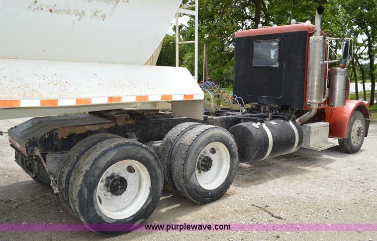 image for item I4521 1993 Peterbilt 378 semi truck