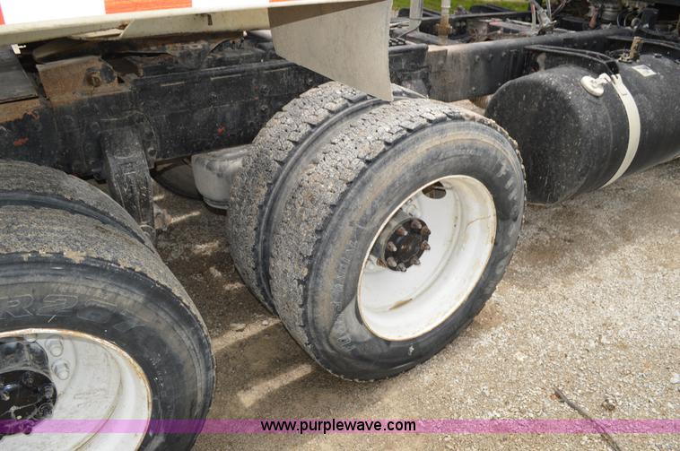 image for item I4521 1993 Peterbilt 378 semi truck