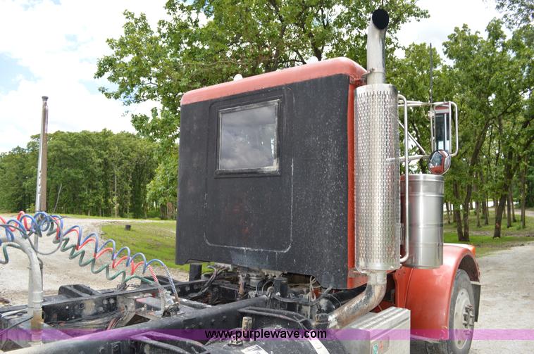 image for item I4521 1993 Peterbilt 378 semi truck