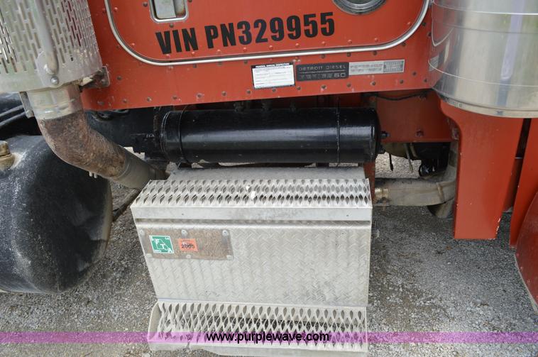 image for item I4521 1993 Peterbilt 378 semi truck