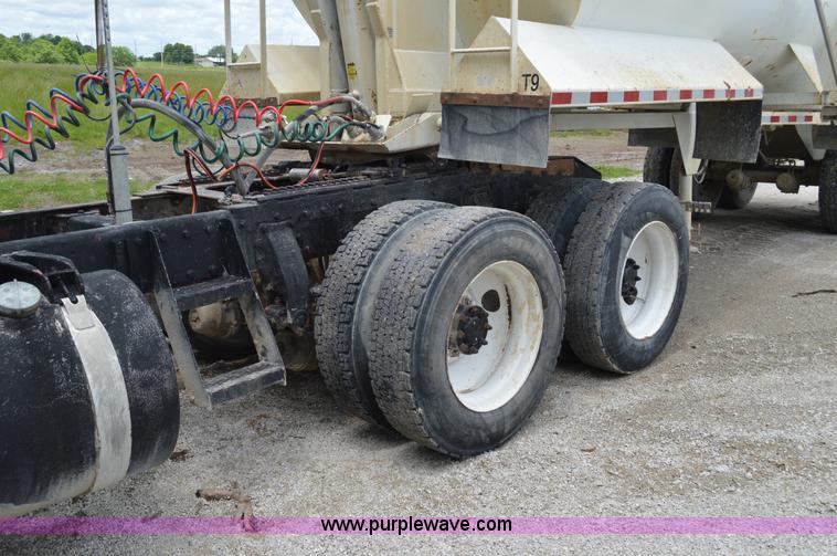 image for item I4521 1993 Peterbilt 378 semi truck