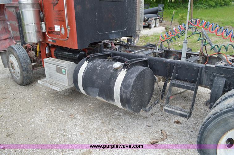 image for item I4521 1993 Peterbilt 378 semi truck