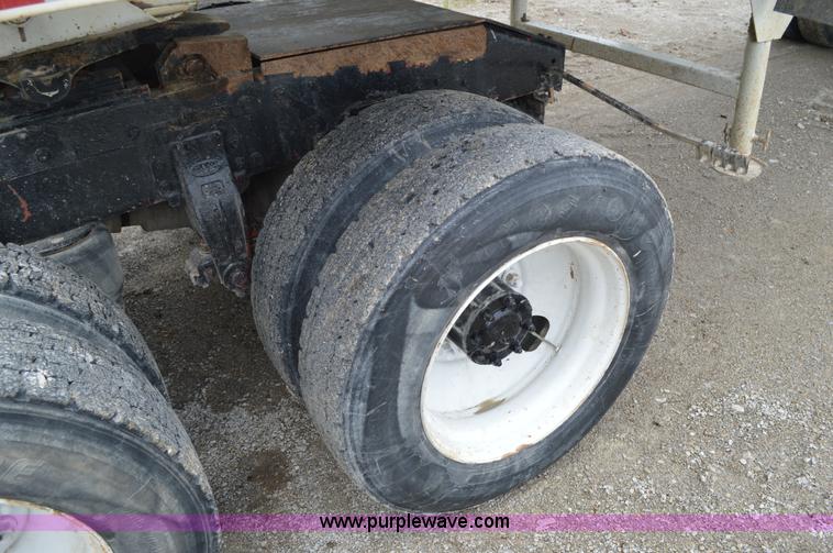 image for item I4521 1993 Peterbilt 378 semi truck