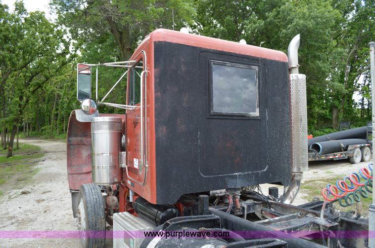 image for item I4521 1993 Peterbilt 378 semi truck
