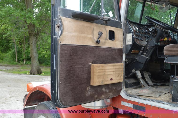 image for item I4521 1993 Peterbilt 378 semi truck