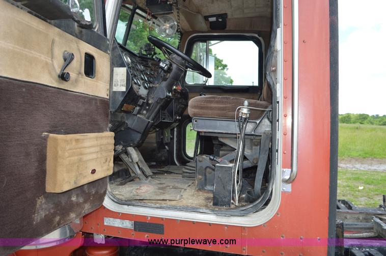image for item I4521 1993 Peterbilt 378 semi truck