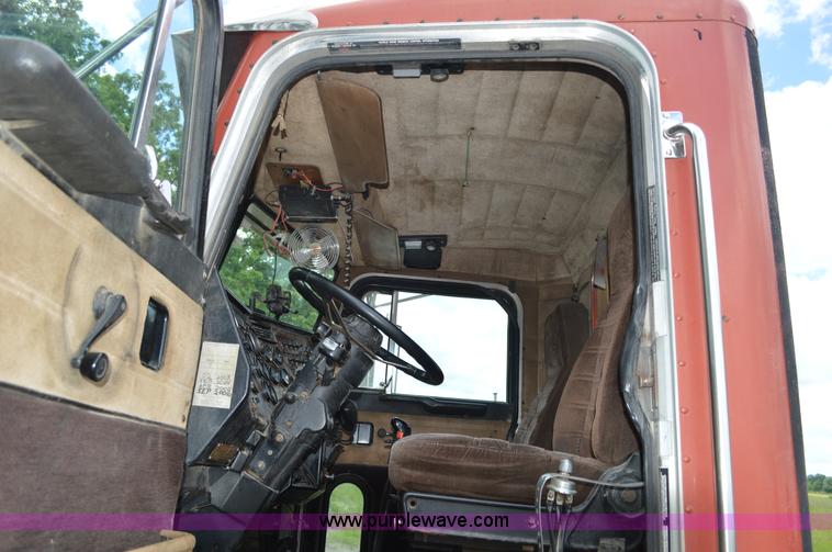 image for item I4521 1993 Peterbilt 378 semi truck