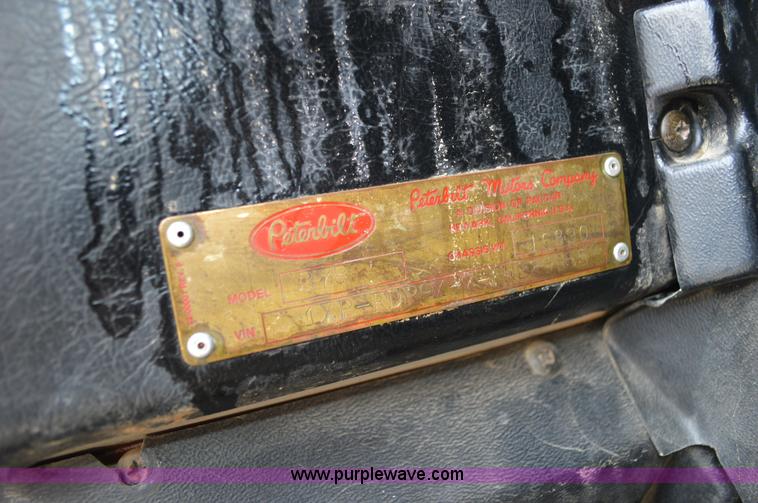 image for item I4521 1993 Peterbilt 378 semi truck