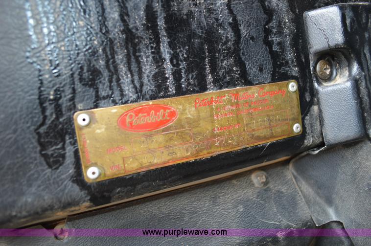 image for item I4521 1993 Peterbilt 378 semi truck