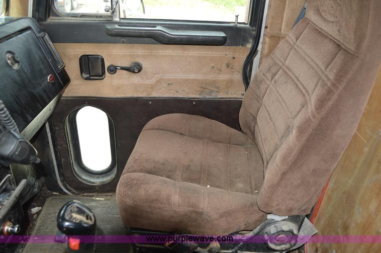 image for item I4521 1993 Peterbilt 378 semi truck