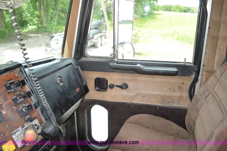 image for item I4521 1993 Peterbilt 378 semi truck